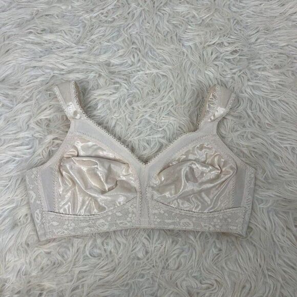 Vintage Playtex 18-Hour Bra Natural Beige Wireless Soft Cups Padded Straps 38C - Picture 1 of 10